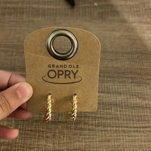 They are twisty hoop earrings gold and so pretty